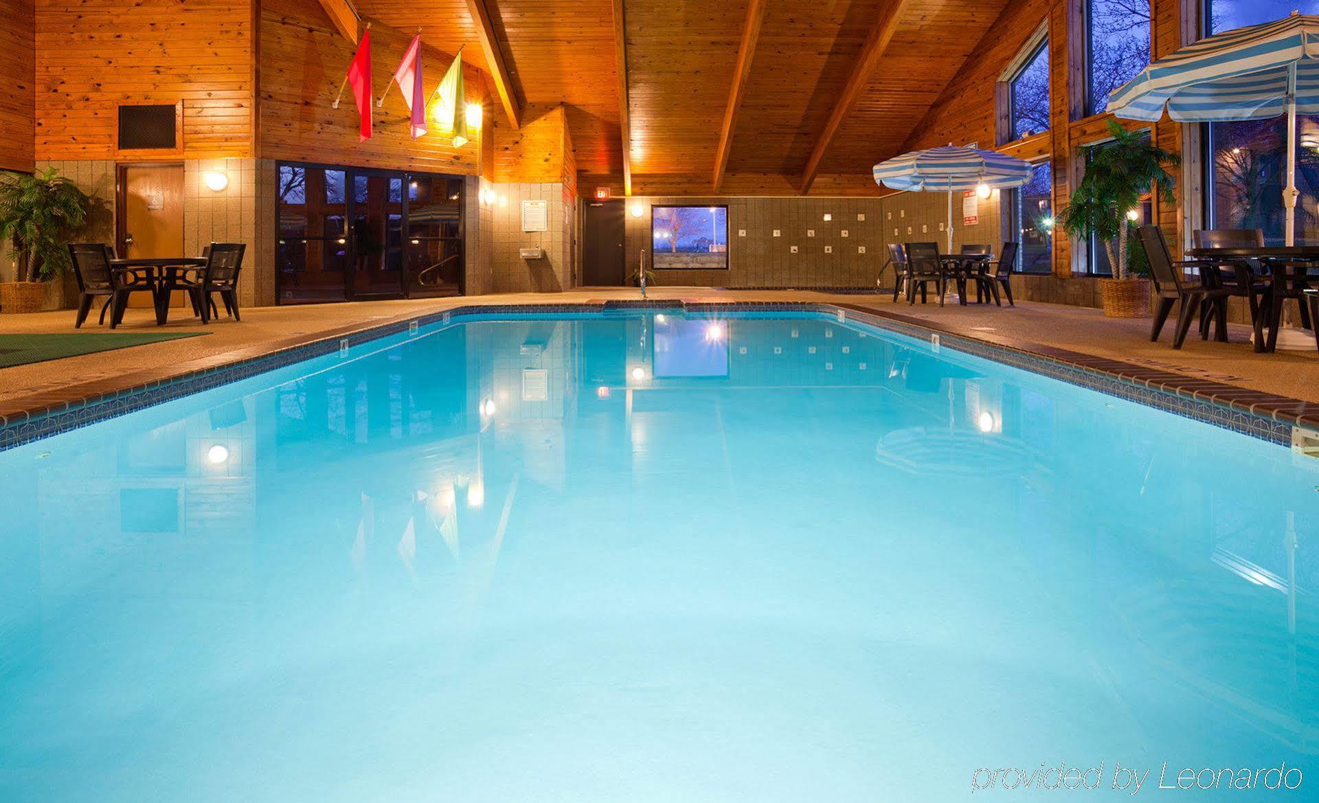 Americinn By Wyndham Манитовок Экстерьер фото